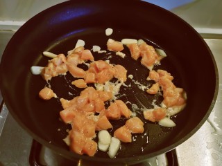香菇板栗焖饭,起油锅放入食用油，油热后放入蒜片炒出香味，放入肉丁翻炒变色。