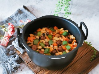 香菇板栗焖饭,放入炒好的青椒增香，拌匀即可食用。
