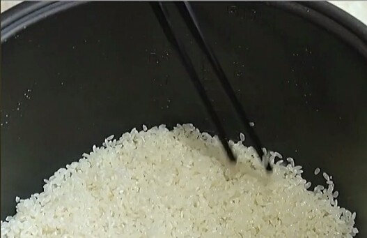 香菇板栗焖饭,米淘洗干净。