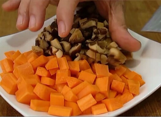 香菇板栗焖饭,香菇切好。