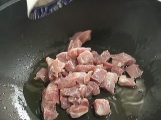 香菇板栗焖饭,肉入油锅炒。
