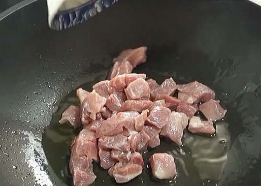 香菇板栗焖饭,肉入油锅炒。
