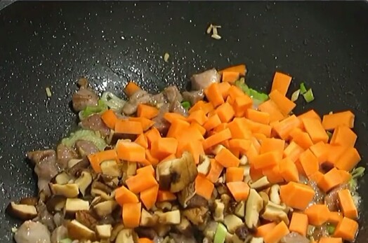 香菇板栗焖饭,加胡萝卜。