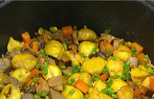 香菇板栗焖饭,盖锅煮1个小时。