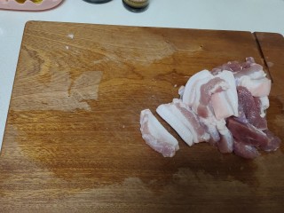 五花肉焖莲藕,切成略厚的片