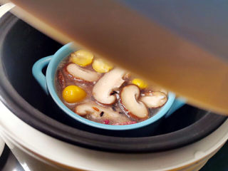 香菇板栗焖饭,放入电饭煲，按下煮饭键即可
