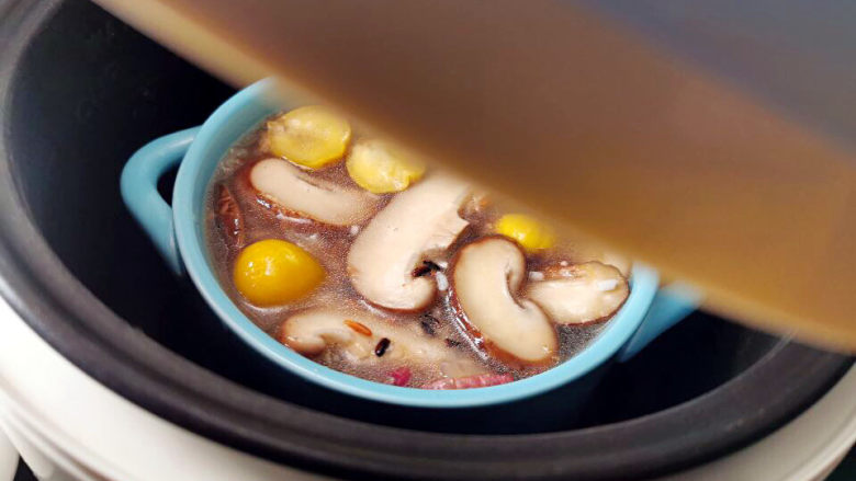 香菇板栗焖饭,放入电饭煲，按下煮饭键即可