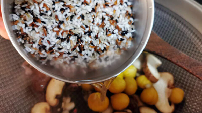 香菇板栗焖饭,加入糙米，连同浸泡的水