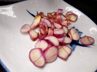 香菇板栗焖饭,红葱头切碎