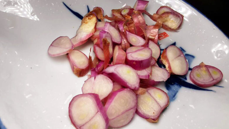香菇板栗焖饭,红葱头切碎