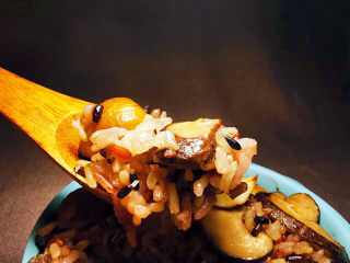 香菇板栗焖饭,挖一勺，太香了