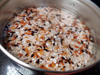 香菇板栗焖饭,三色糙米洗净，浸泡