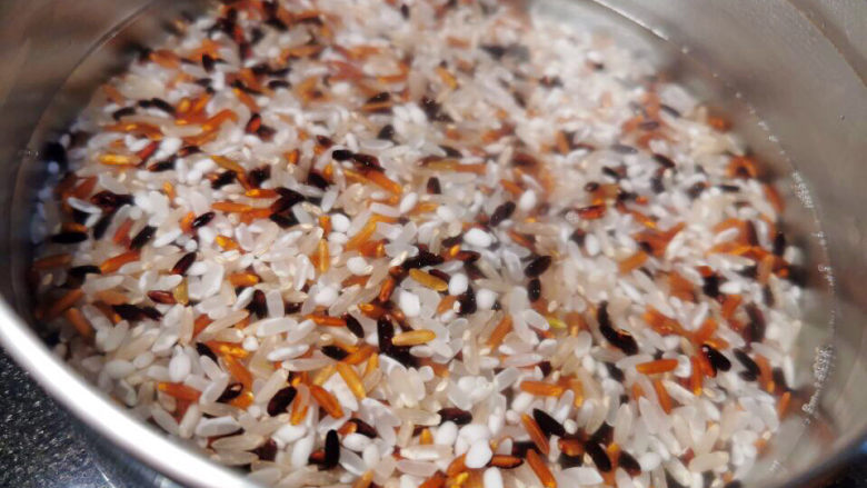 香菇板栗焖饭,三色糙米洗净，浸泡