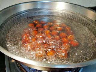 香菇板栗焖饭,板栗下锅煮3分钟后捞出，剥去外壳