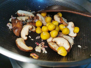 香菇板栗焖饭,加入板栗