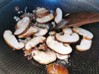 香菇板栗焖饭,加入香菇