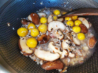 香菇板栗焖饭,加入蚝油，酱油，花椒粉，盐，料酒