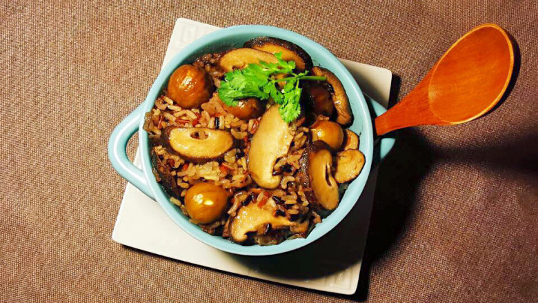 香菇板栗焖饭,看起来很有食欲