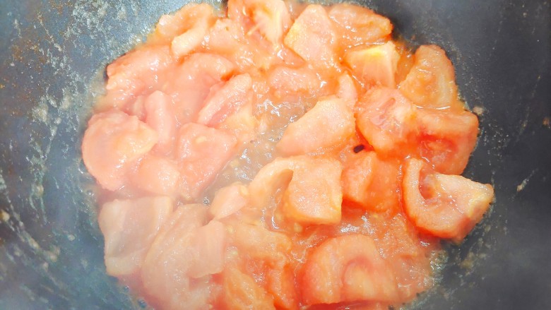金针菇番茄汤,锅内留底油，下番茄，翻炒至出沙（约摸一分钟左右）