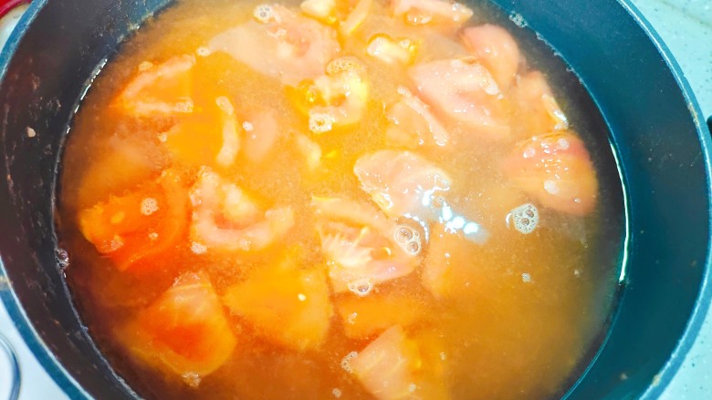 金针菇番茄汤,加适量清水