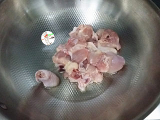法式炖鸡,炒锅烧热，倒油，下葱姜爆香后盛出、放入鸡块