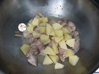法式炖鸡,炒至鸡肉变色，出油，把土豆放进去