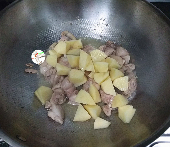法式炖鸡,炒至鸡肉变色，出油，把土豆放进去