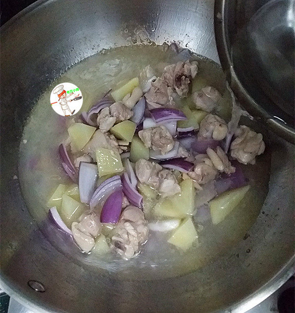 法式炖鸡,再加入洋葱和一碗清水，盖上盖子，开大火炖煮
