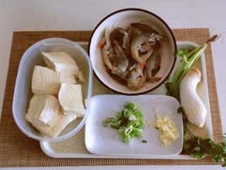虾仁豆腐煲,食材准备好。