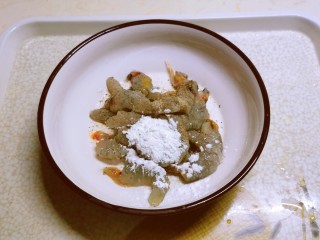 虾仁豆腐煲,海虾去壳挑出虾线，放入胡椒粉和淀粉抓拌均匀，静置15分钟。
