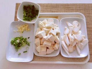 虾仁豆腐煲,豆腐焯水切块，杏鲍菇焯水切片，香菜切小段备用。