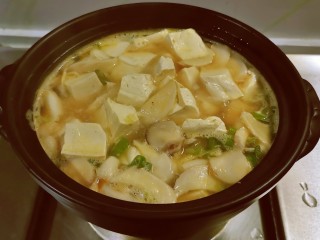 虾仁豆腐煲,豆腐煲煮2-3分钟。