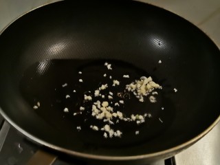 虾仁豆腐煲,起油锅放入食用油，油热后放入蒜碎炒出香味。