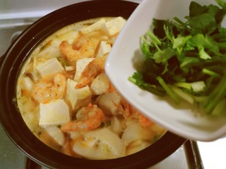 虾仁豆腐煲,撒上香菜，关火出锅。
