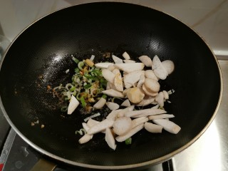 虾仁豆腐煲,锅中留下底油继续加热，放入葱片炒香，放入杏鲍菇片翻炒。