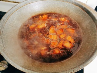 五花肉焖莲藕,沸锅后改小火慢炖40分钟