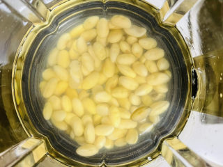 在家就能轻松制作的香浓豆浆,将泡好的黄豆和水放入料理机/豆浆机