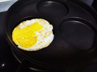 爆浆吐司（芝士）,煎一个全熟的鸡蛋