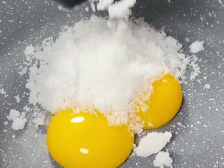 闪电泡芙,两个蛋黄加30克白糖。