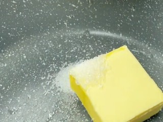 闪电泡芙,现在做泡芙的面糊。锅内放40克黄油，3克白糖。