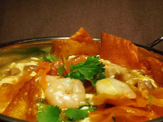 虾仁豆腐煲,即使馄饨皮泡软，与虾仁，豆腐更对味