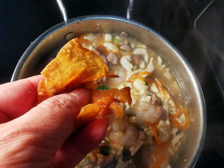 虾仁豆腐煲,装入成品盘中 ，加入馄饨皮与香菜