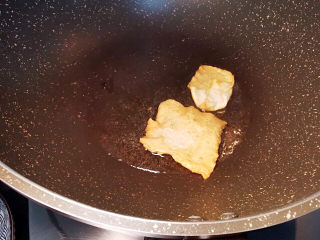 虾仁豆腐煲,馄饨皮炸酥后，捞出控油