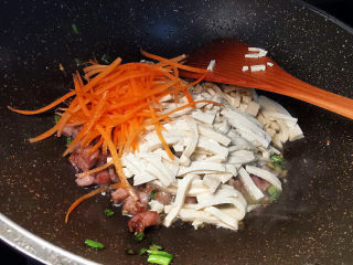 虾仁豆腐煲,加入豆腐及胡萝卜