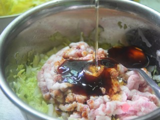 白菜猪肉煎饺,加入适量食用油