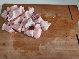 鹌鹑蛋红烧肉,五花肉清洗干净切成大块。
