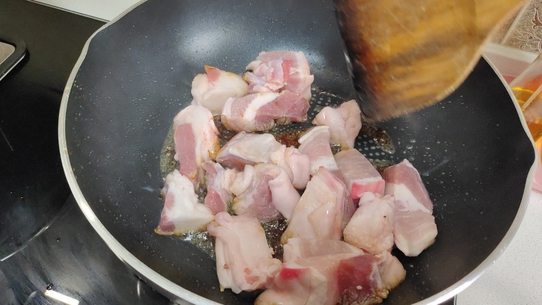 鹌鹑蛋红烧肉,加入五花肉翻炒至均匀上色。