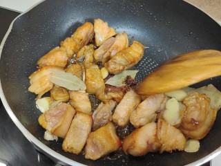 鹌鹑蛋红烧肉,加入葱姜蒜桂皮香叶八角炒出香气。
