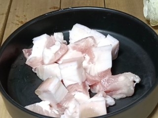 鹌鹑蛋红烧肉,猪肉洗净后切成小块备用