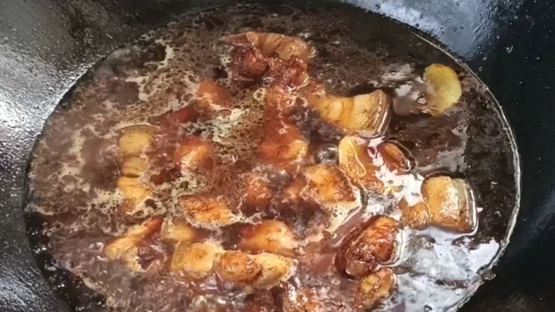 鹌鹑蛋红烧肉,加入多点开水，煮沸后盖上盖子，转小火烧半个小时